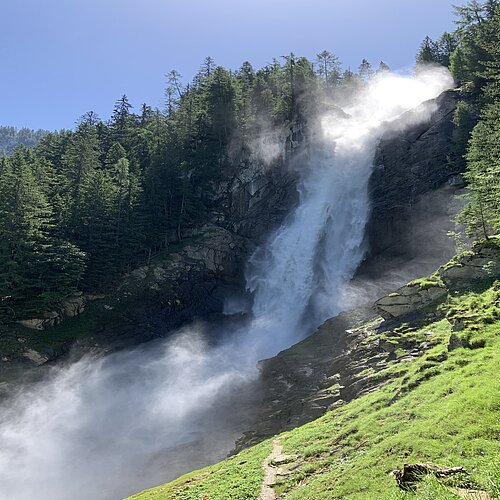 Mit seinen mehr als 100 m Fallhöhe zählt der Iffigfall zu den schönsten Wasserfällen im Berner Oberland.
